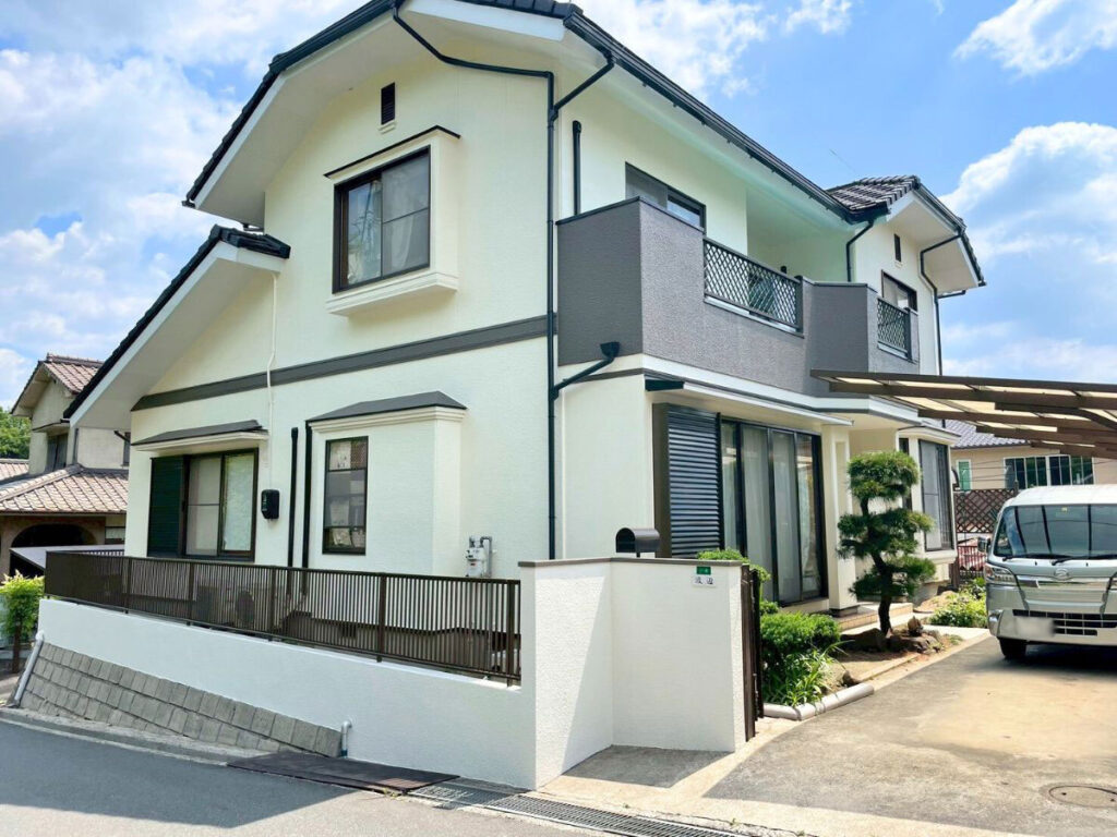 【福山市】外壁塗装・板金カバー工法｜外壁4回塗りと屋根の付帯部の修繕で耐久性の高いお家
