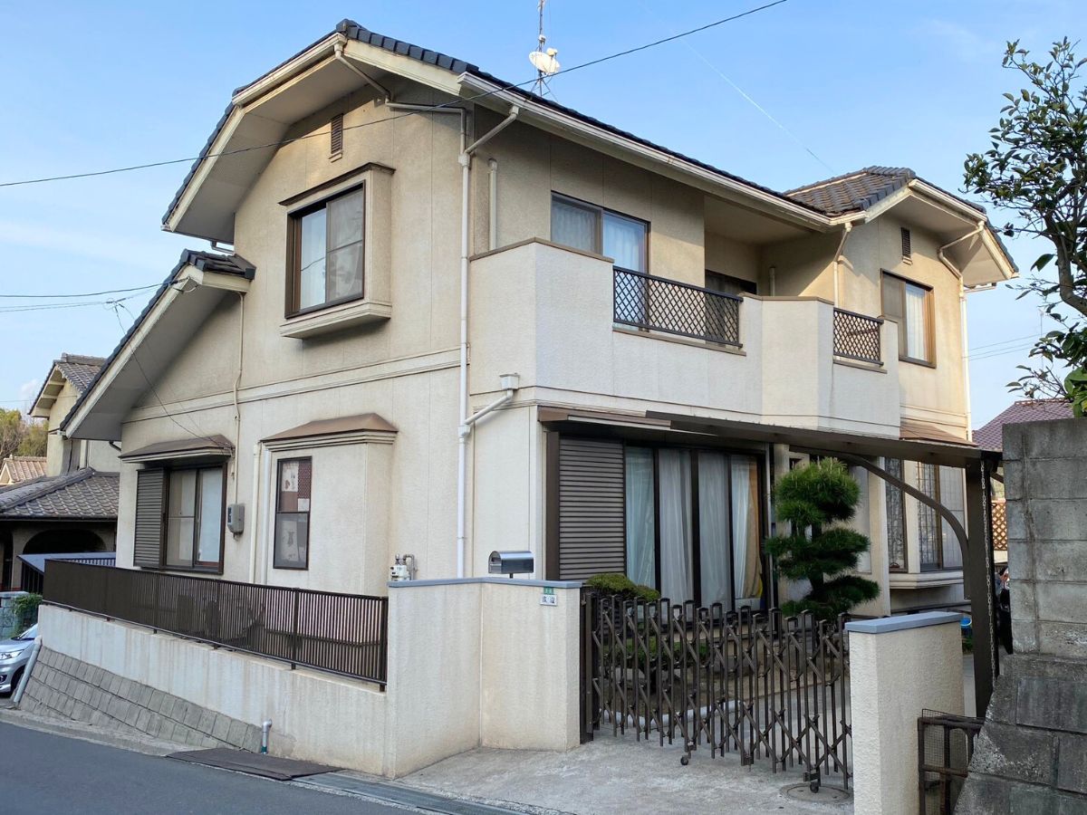 高耐久塗料の4回塗りで美観再生、屋根の付帯部は板金カバーで修繕