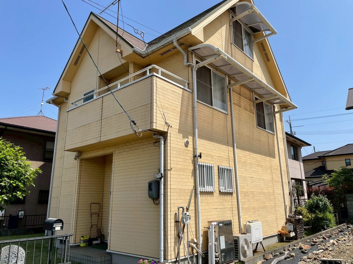 塗膜の劣化を4回塗りで一新し、グリーンと赤い屋根が映える外観に