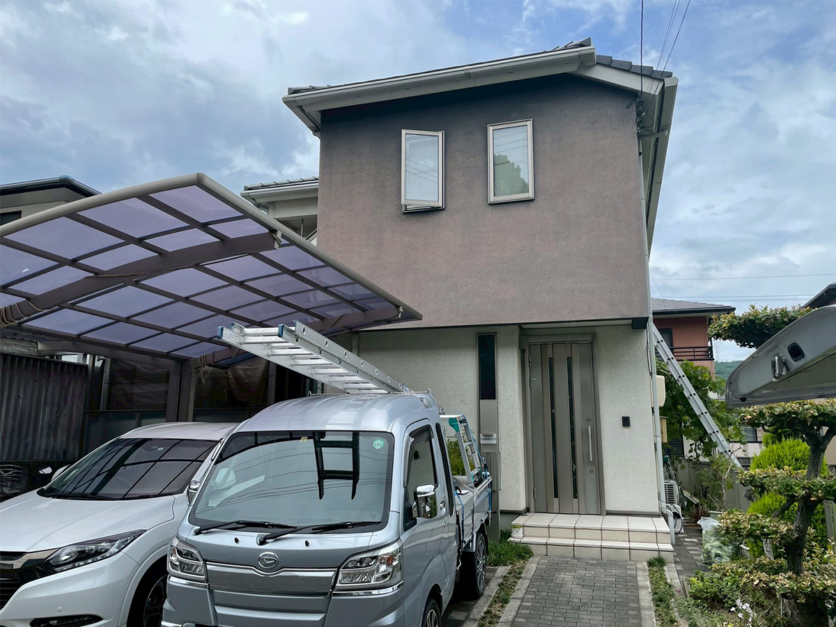 汚れた外観を4回塗りで、ツートンカラーが映えるモダンな外観に