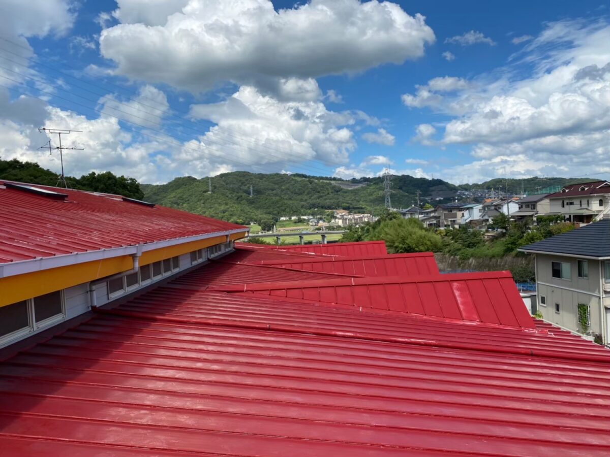 燻んだ屋根を一新し、赤い屋根が目を惹く外観に
