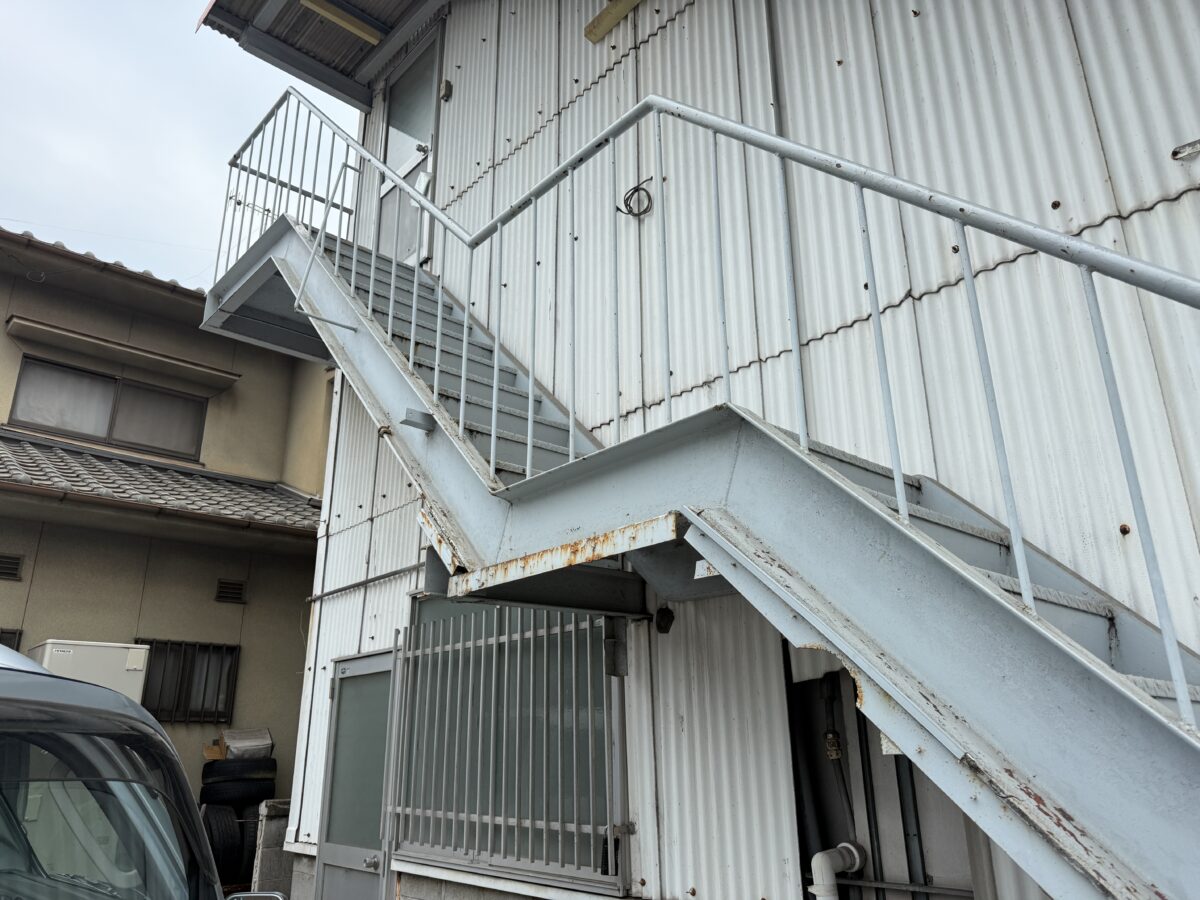 コストパフォーマンスに優れた提案で美観再生、濃い目の色でイメージチェンジ