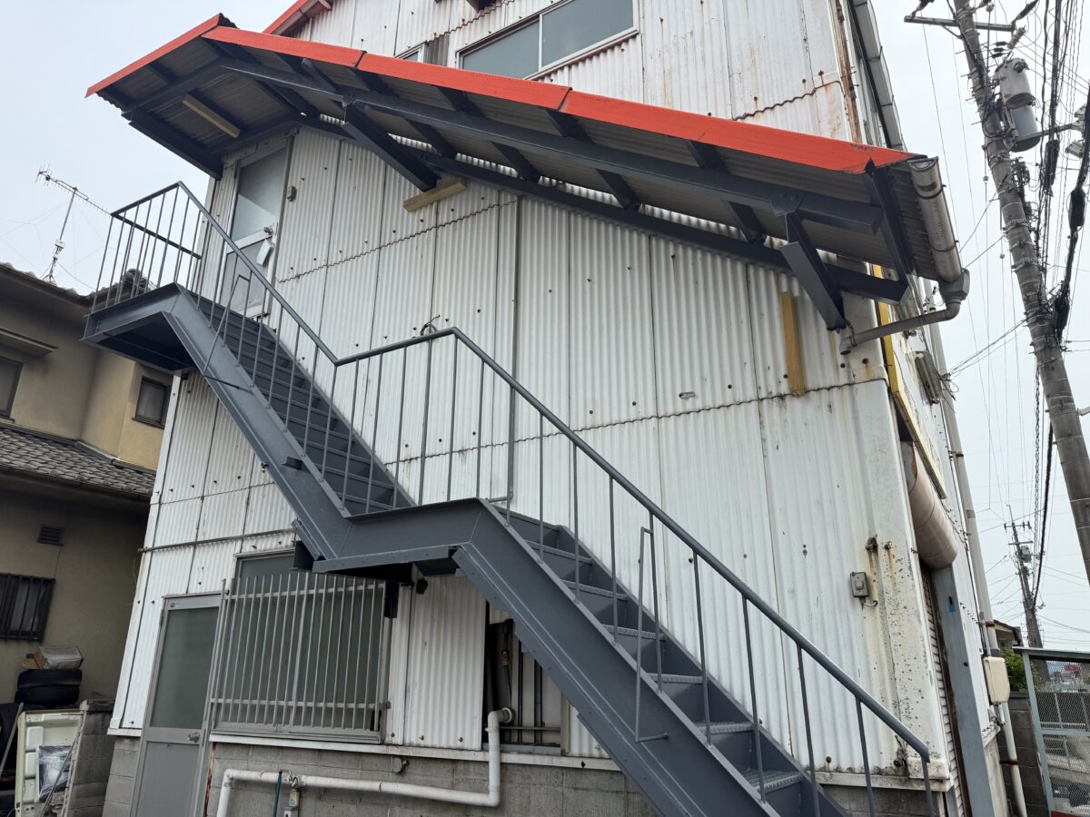 コストパフォーマンスに優れた提案で美観再生、濃い目の色でイメージチェンジ