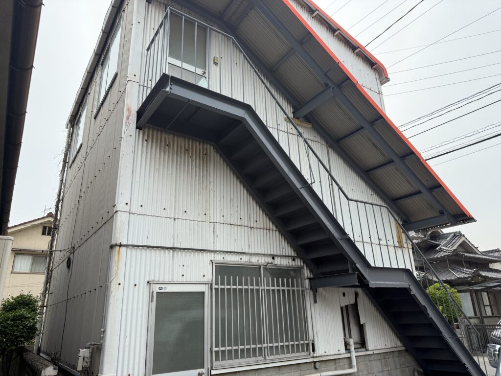 丁寧な下処理と手塗りで美しい艶と頑丈な塗膜を形成しました。