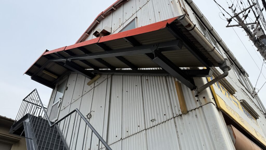 上げ裏部分も刷毛とローラーの手塗りで塗り残しなく仕上げております。