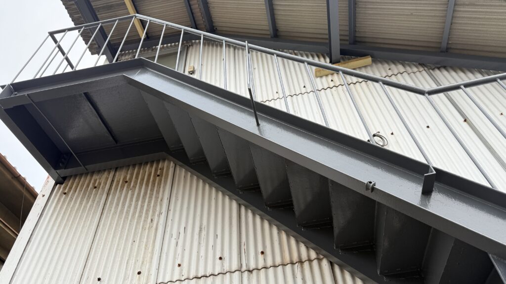 高所の階段裏、手すりも丁寧に塗り込み色艶が復活しました。