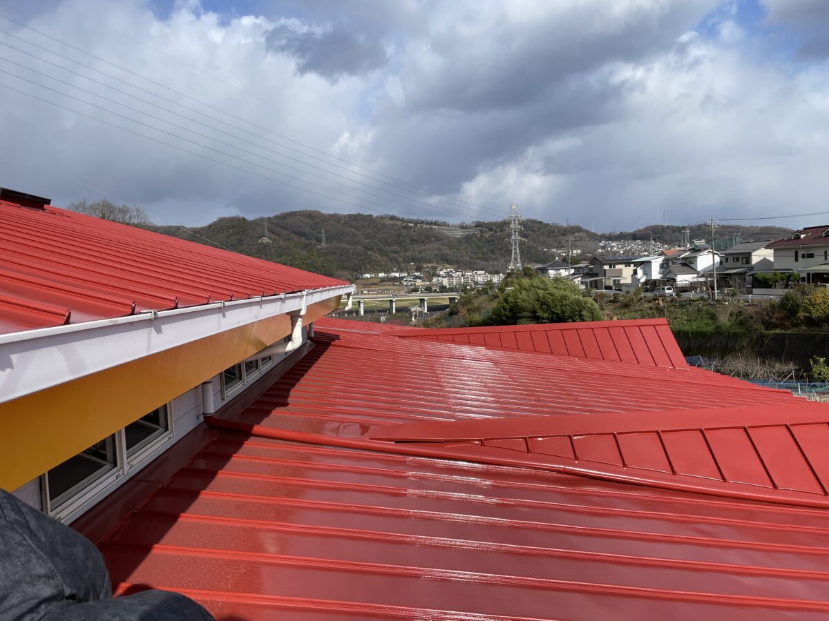 燻んだ屋根を一新し、赤い屋根が目を惹く外観に