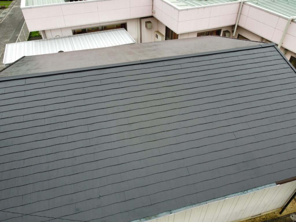 屋根用強化色とオーバーコートの組み合わせで耐候性・耐久性を底上げしました。