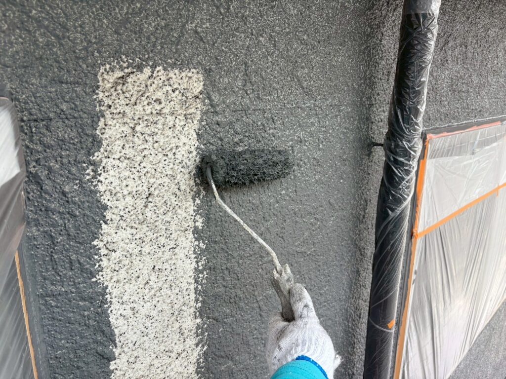 同系色で１階と２階を上下色変え塗装！｜外壁塗装色分け作業