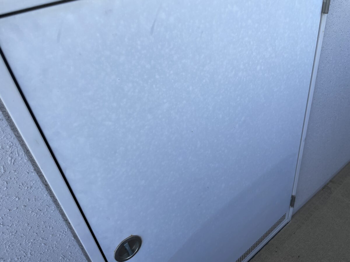 色あせが気になる鉄扉を同系色で塗装し美観再生
