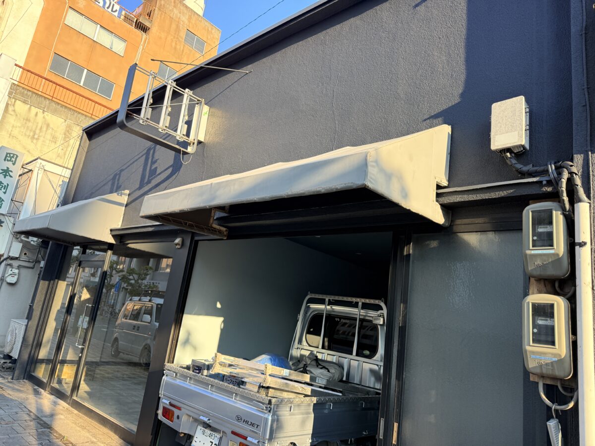 【福山市】東桜町　外壁塗装工事｜丁寧な４回塗りで落ち着きのあるダークトーンカラーに