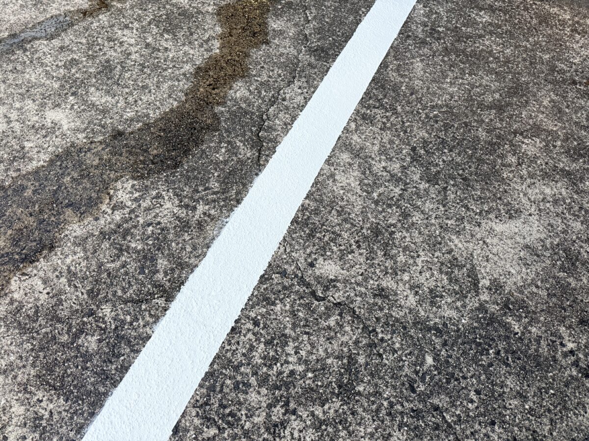 消えかかった白線を塗装し、駐車しやすい外観に