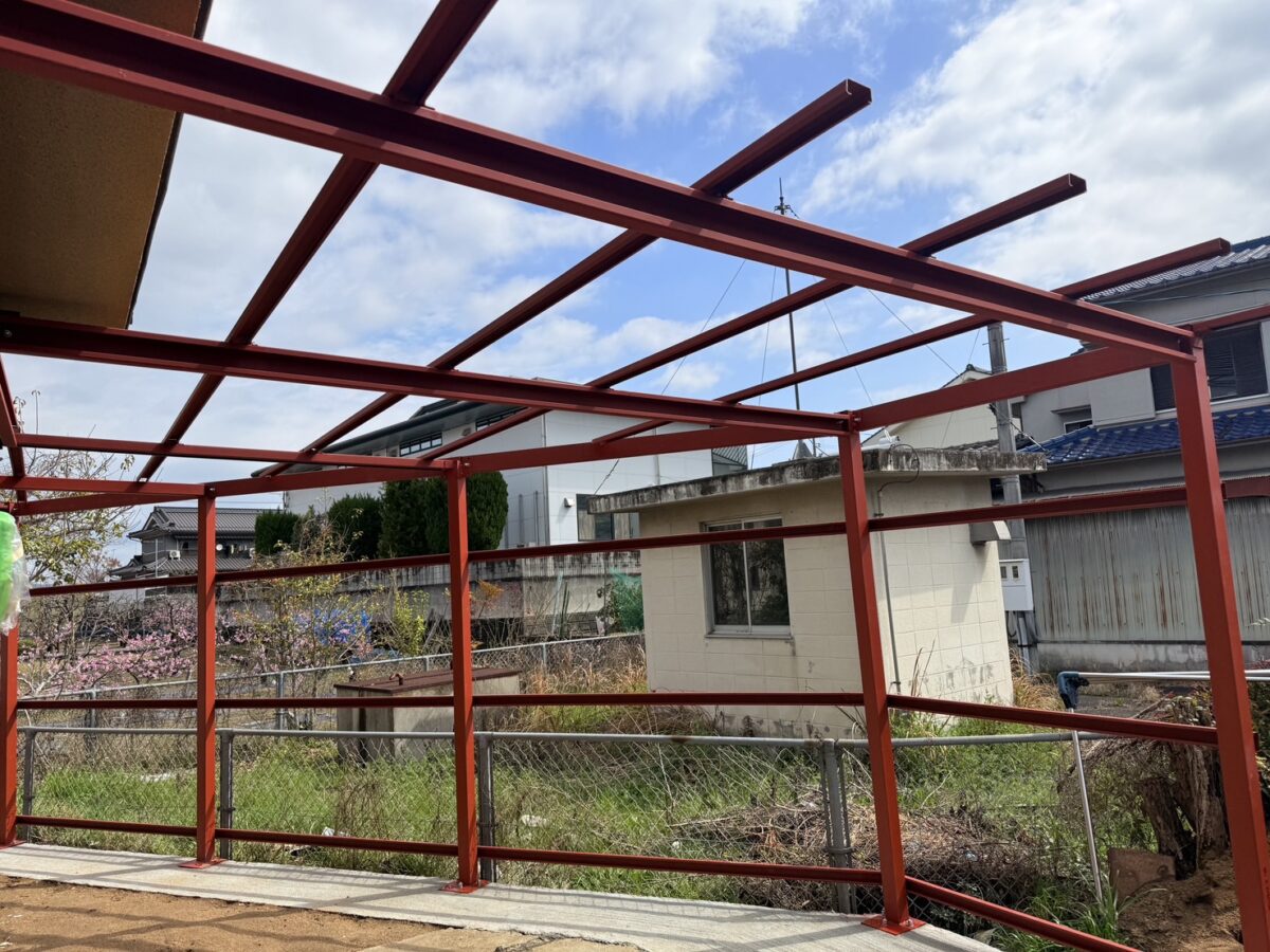 新規鉄骨を塗装し、上品な外観にイメージチェンジ