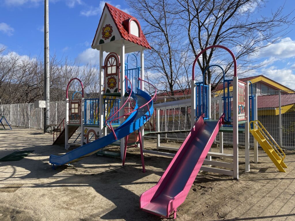 【福山市】蔵王町　こども園遊具塗装工事｜色あせた滑り台・手すりを現状に近い色で塗り替え