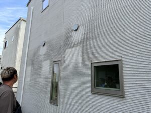 外壁塗装の見積もり前に住宅を調査する様子