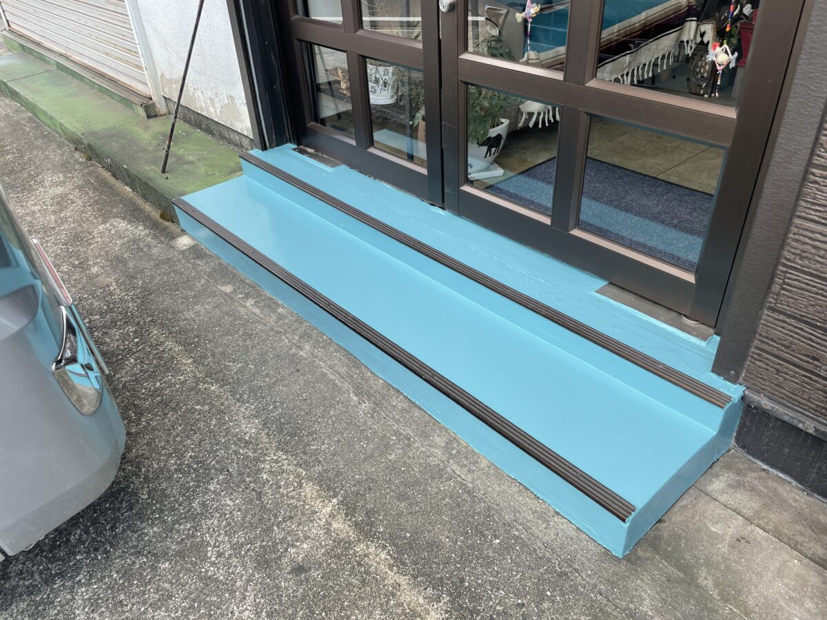 劣化した塗膜を一新し、店舗ロゴに合わせた色にイメージチェンジ