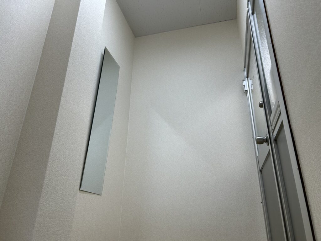 事務所出入り口まわりも既存のクロスを撤去し、下地を整えてから新しいクロスへ貼り替えました。