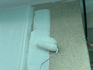 ALC外壁に下塗り材をローラーで施工している様子