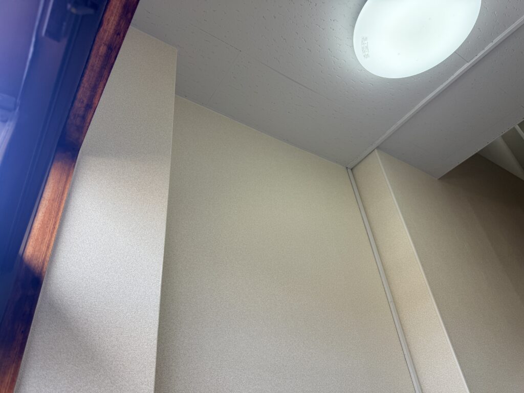 クロスを貼り終えたあとに見切り材を取り付け、養生の撤去と清掃を行いました。