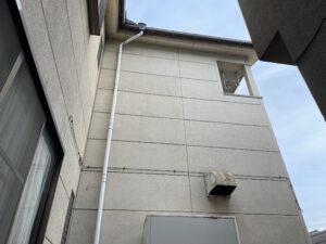 ALC外壁のパネルと目地が確認できる住宅