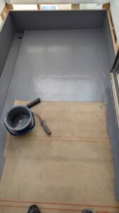 住宅ベランダでFRP防水層から施工している様子