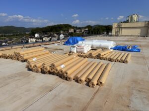 屋上にシート防水を施工している様子