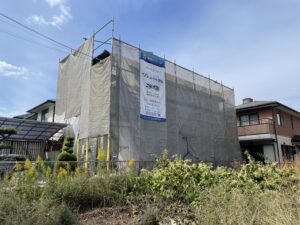 外壁塗装で戸建て住宅に足場と飛散防止メッシュシートを設置した様子