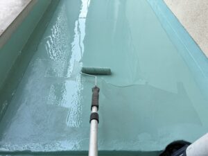 住宅のベランダにウレタン防水を施工している様子