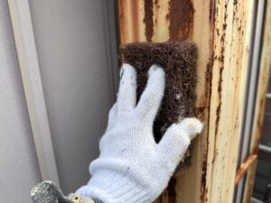 金属部のサビと劣化した旧塗膜を除去するケレン作業