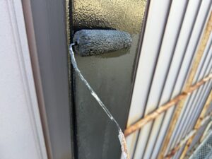 金属部にワイドビーズコートSiを中塗りする工程