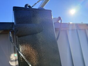 金属部にワイドビーズコートSiを上塗りする仕上げ工程