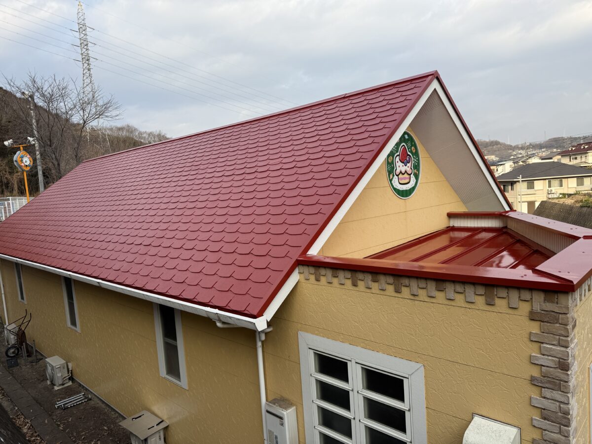 【福山市】蔵王町　屋根塗装工事｜丁寧な下地処理と塗装で艶が輝き目を惹く耐候性の高い屋根