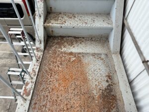 福山市の住宅で確認する金属部の赤サビ