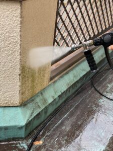 外壁のコケや汚れを高圧洗浄している様子