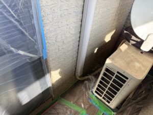 外壁塗装でエアコン室外機まわりを養生している様子