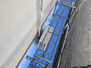 外壁塗装前に窓や床を養生している様子