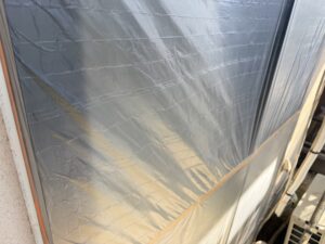外壁塗装で窓とサッシを養生している様子