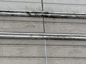 金属部のサビによって塗膜が剥がれている状態