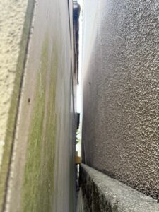 隣家との間隔が狭く日陰になった外壁に発生したコケ・藻
