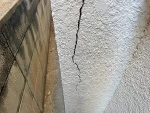 モルタル外壁に発生したひび割れ