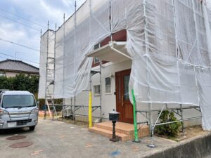 外壁塗装中の足場近くにある駐車スペース