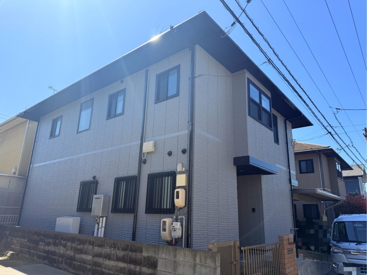 ５回塗り遮熱塗装で暑さ軽減、まとまりのある色使いでシンプルモダンな外観に