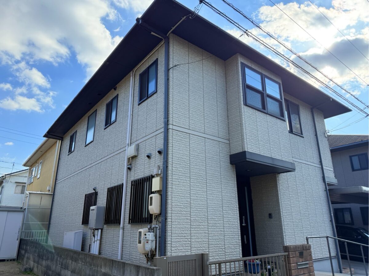 ５回塗り遮熱塗装で暑さ軽減、まとまりのある色使いでシンプルモダンな外観に