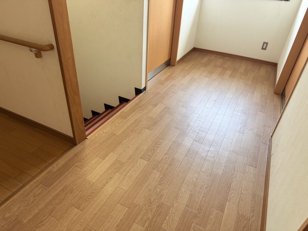 【福山市】青葉台　クッションフロア（CF）貼り工事｜傷んだ床を一新、クッションフロアを貼り清潔な見た目に仕上げた通路床