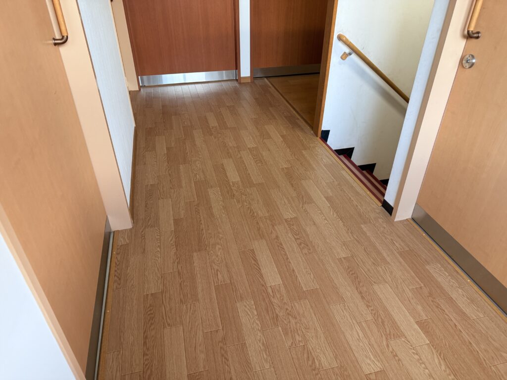 既存の床材と同系のシートを使い、見た目も明るく綺麗になりました。
