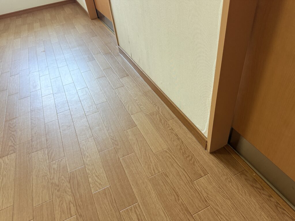 シート端部をコーキングで施工し浮き防止も行いました。