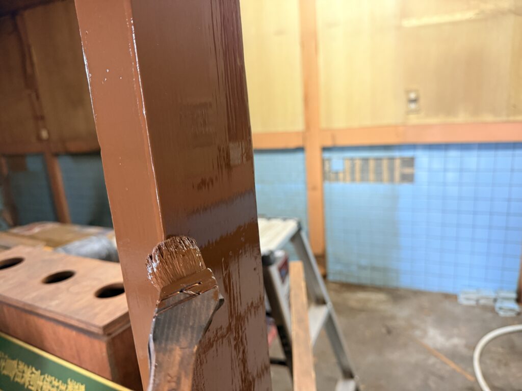 店舗内部木部塗装|傷んだ木部を塗装で再生!