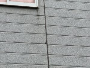 住宅外壁の窓下に見られる黒い雨だれ汚れ