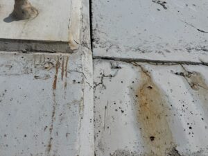 白い壁面に見られる茶色い筋状の汚れ